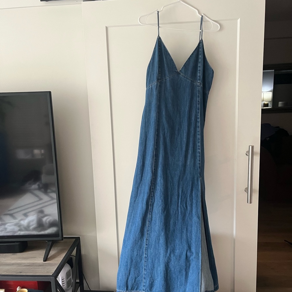 Alice + Olivia Julietta Plunging Denim Midi Dress